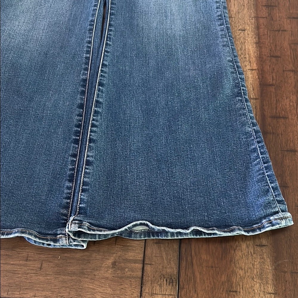Abercrombie & Fitch size 32 “The Flare Ultra High Rise” EUC - Picture 2 of 7